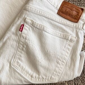 White Levi’s Wedgie Straight 28